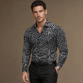 Männermodell trägt braunes Freizeithemd mit Leopardenmuster und Camp-Collar, lässig offen über einem T-Shirt