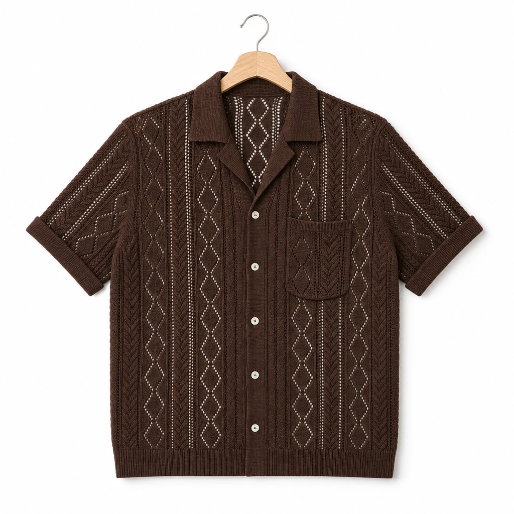 Mann trägt das Freizeithemd Kelvo in Braun mit offenem Camp-Collar und Relaxed Fit, lässig kombiniert für einen Sommertag