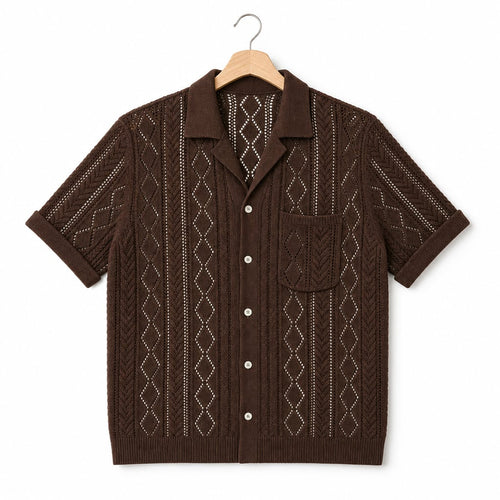 Mann trägt das Freizeithemd Kelvo in Braun mit offenem Camp-Collar und Relaxed Fit, lässig kombiniert für einen Sommertag