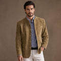 Arven Blazer Khaki am Model getragen — lässiger Einreiher-Blazer mit Wildlederstruktur und entspanntem Schnitt
