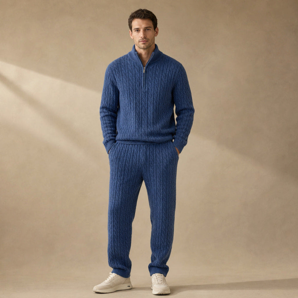 Mann trägt Strickset mit Reißverschlusskragen und Leinenhose in Marineblau