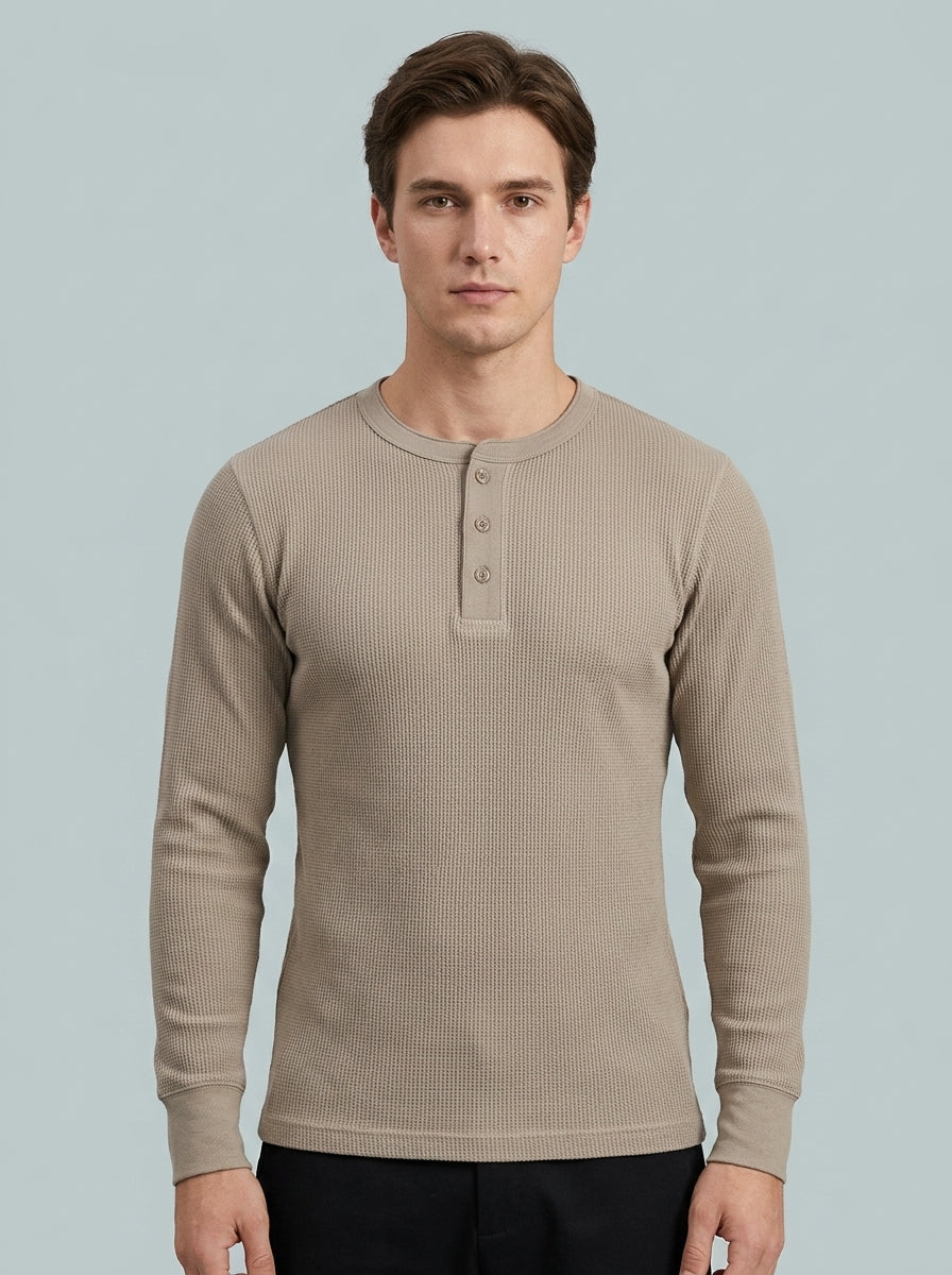 Mann trägt Henley Waffelstrick-Shirt in Camel, Slim Fit, lässig kombiniert für den Alltag