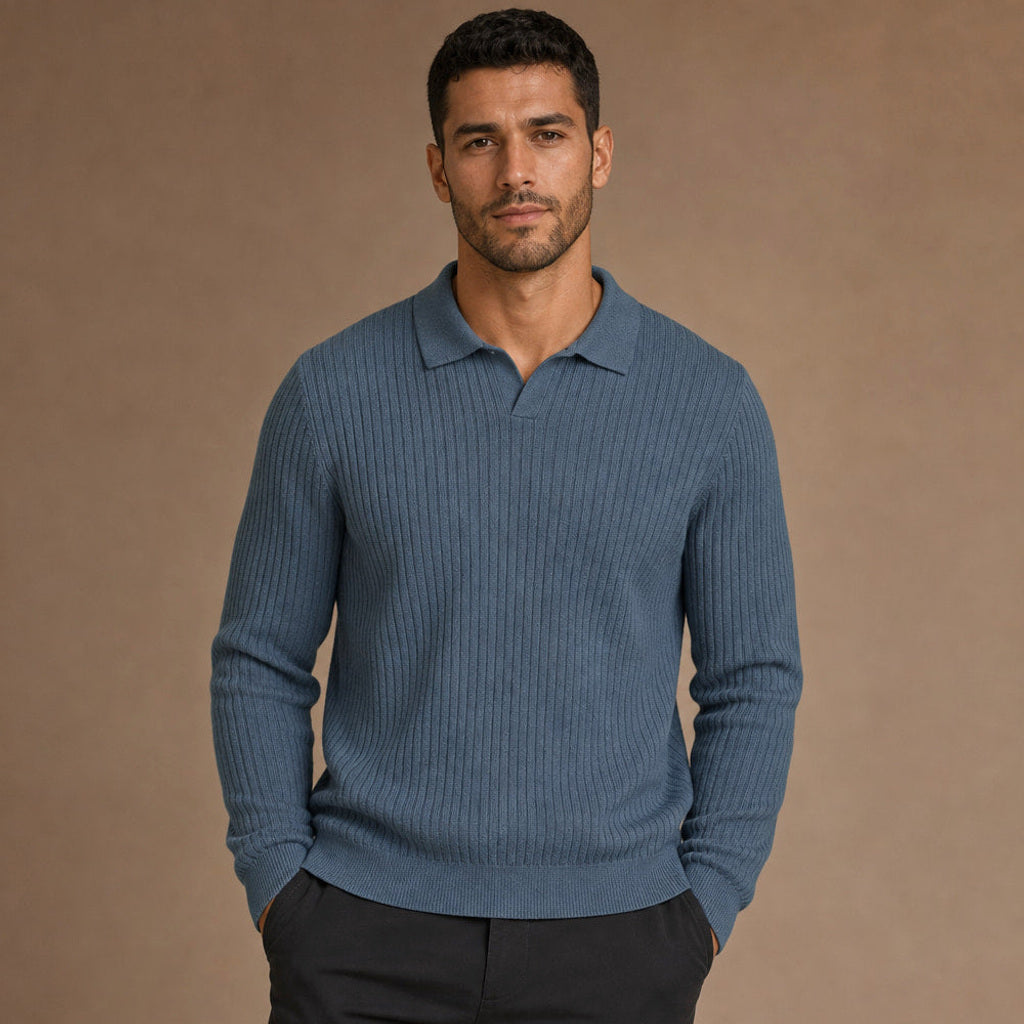 Mann trägt hellblaues Rippstrick-Poloshirt mit langem Arm