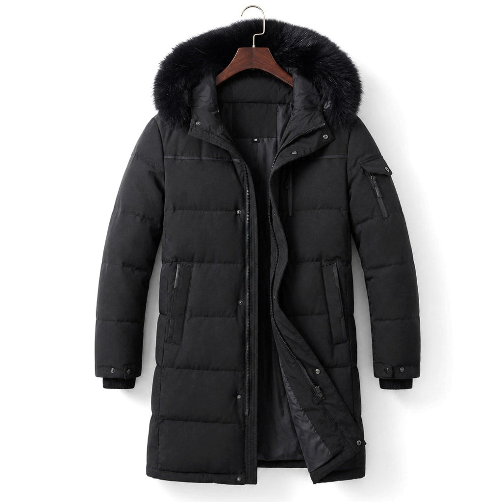Mann trägt schwarzen Daunenparka mit geschlossener Sturmleiste im Winter