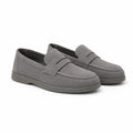 Loafer ohne Schnürsenkel in Grau, getragen zu Chinos in sommerlichem Ambiente