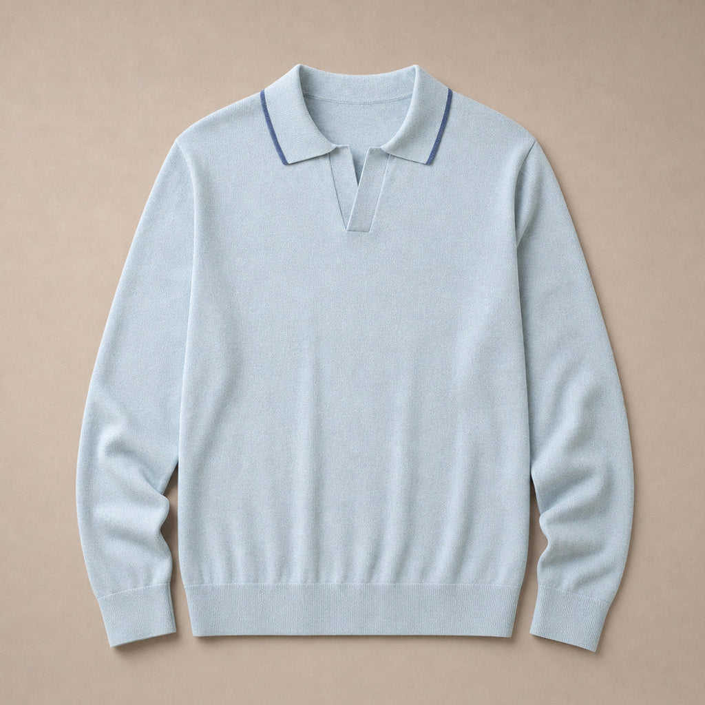 Mann trägt puderblaues Strick-Poloshirt mit Langarm und Ripp-Bündchen