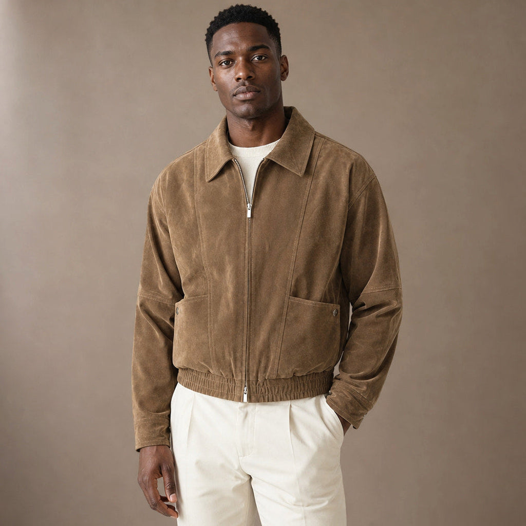 Mann trägt braune Fliegerjacke mit elastischem Saumbund über hellem Shirt