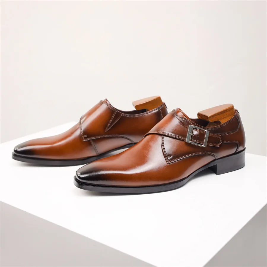 Brauner Monk-Strap-Schuh am Fuß eines Mannes in grauem Anzug, Detailansicht Schnalle und Ristlinie