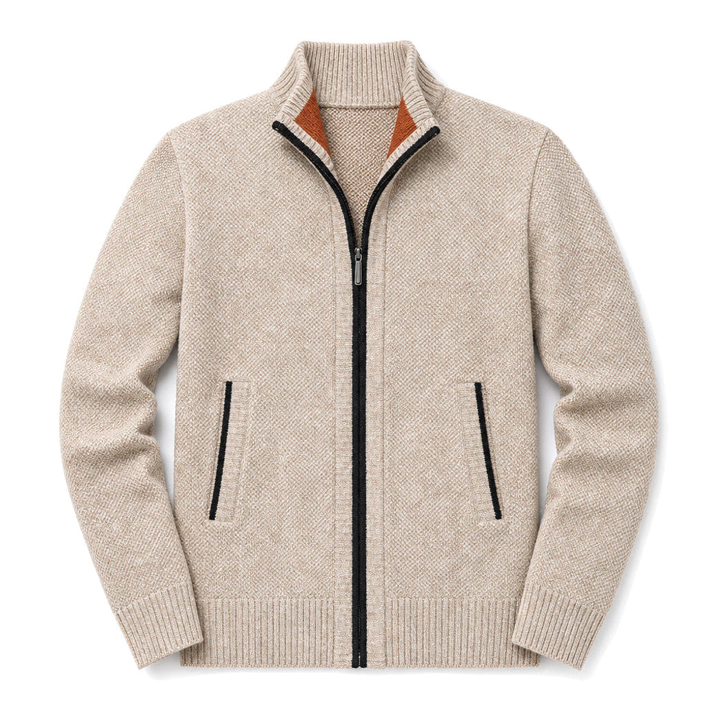 Mann trägt beige Zopfstrickjacke mit Stehkragen