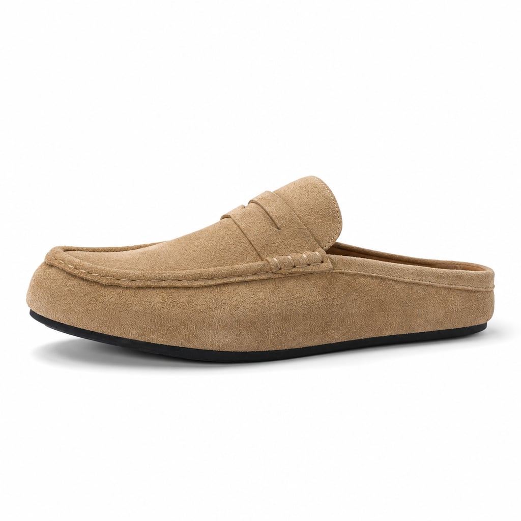 Mann trägt beigen Penny-Loafer Mule mit Plateau-Sohle zu einer sommerlichen Freizeitoutfit