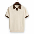 Mann trägt cremefarbenes Kabelstrick-Poloshirt mit braunem Kontrastsaum, Slim Fit, Kurzarm