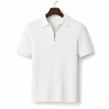 Mann trägt weißes Strickpoloshirt mit Horizontalstreifen, lässig kombiniert zu Chinohose