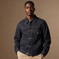 Dunkelblaue Jeansjacke aus Rohdenim mit Kontrastnaht und Brusttasche