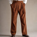 Mann trägt Altox Cord-Hose in Cognac Braun mit offenem Hemd, Business-Casual-Styling