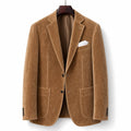 Mann trägt hellbraunes Wildledersakko im Slim Fit über Hemd, moderner Business Casual Look