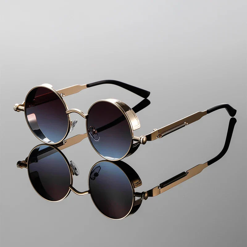 Mann trägt runde Metallrahmen-Sonnenbrille Riven in Türkis im Freien bei Sonnenlicht