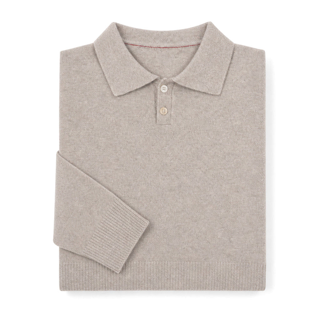 Mann trägt gestricktes Poloshirt in Oat mit Kontrastkante am Kragen
