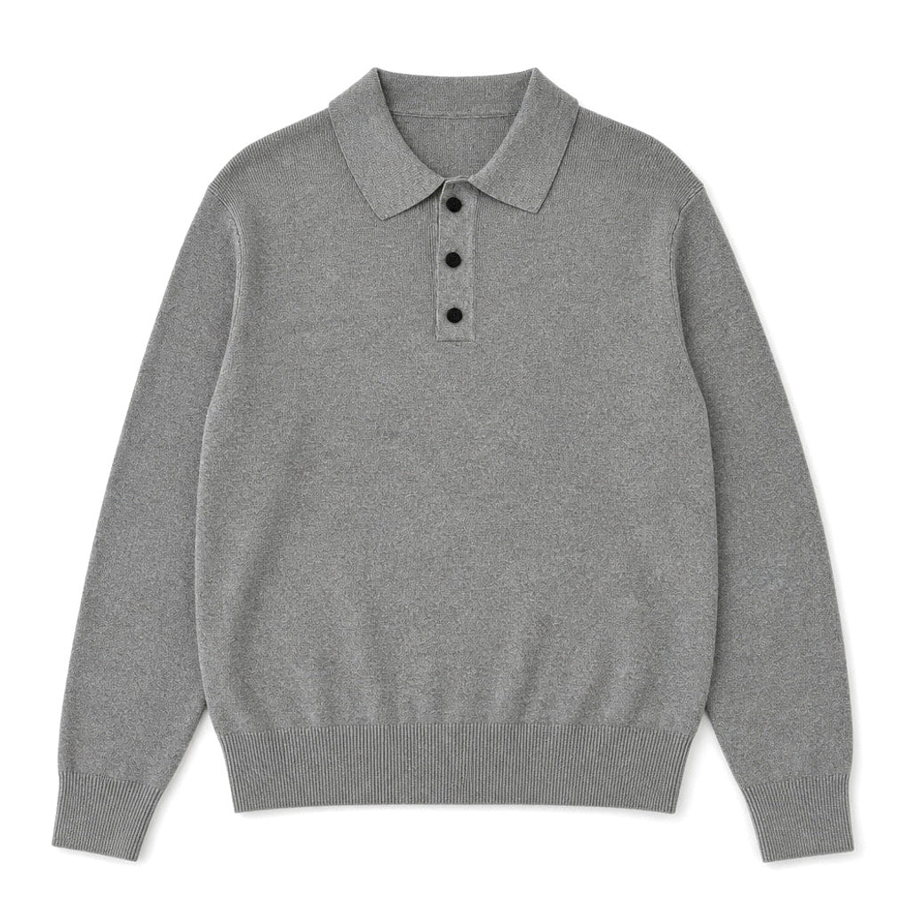 Mann trägt marineblaues Feinstrick-Poloshirt mit offener Knopfleiste