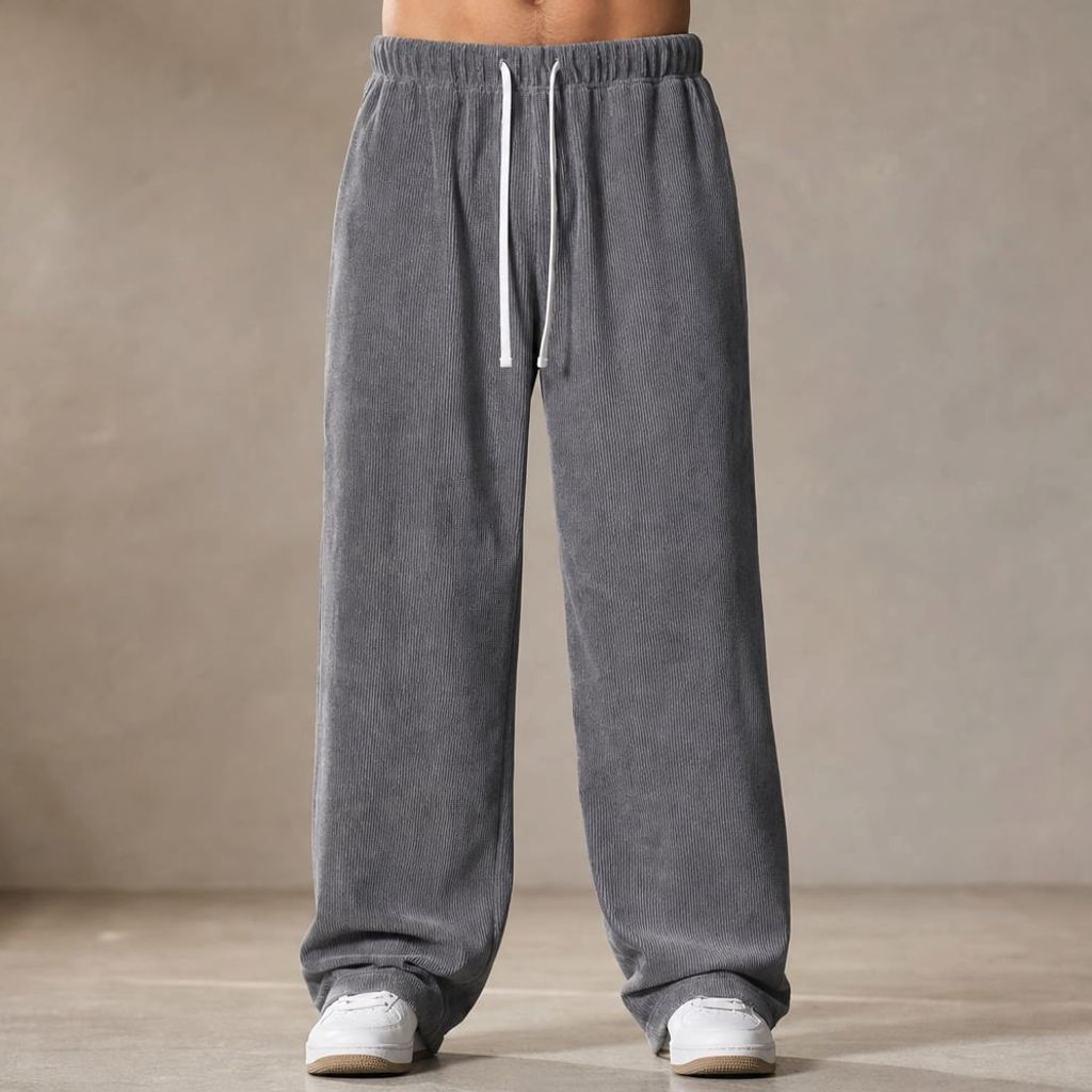 Mann trägt Alvor Cordhose Grau mit entspanntem Schnitt